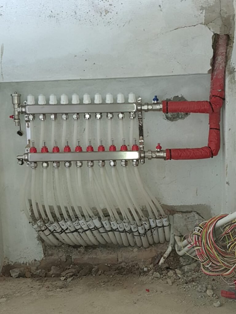 Hydronic underfloor heating installation