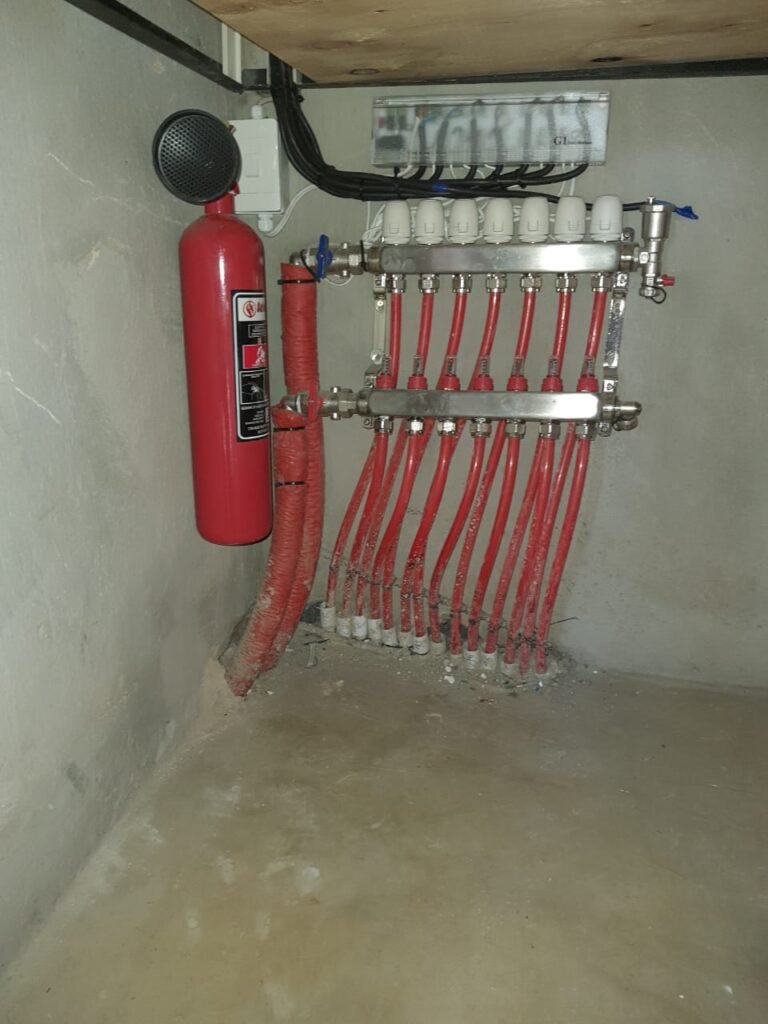 Hydronic underfloor heating installation